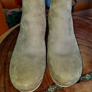 NEW Ladies Western short suede boots with wooden heel by Frye and Co. 7.5 Med